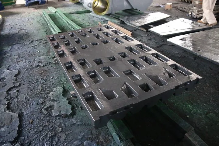 Wear Resistant High Manganese Steel Casting Jaw Crusher Parts Fixed Swing Jaw Plate